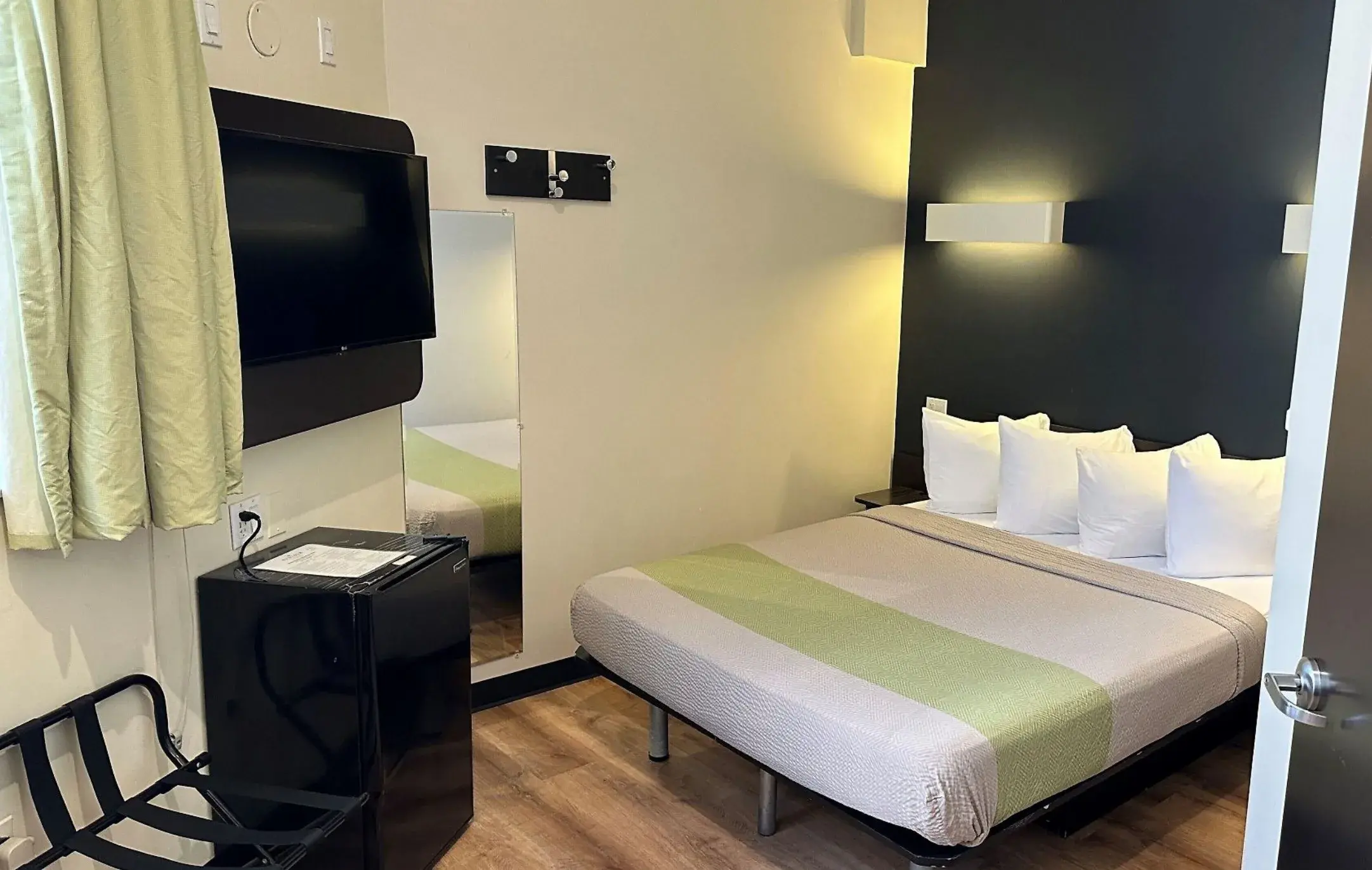 Standard Double Room mit Doppelbett, Minikühlschrank, Ganzkörperspiegel und Kofferablage