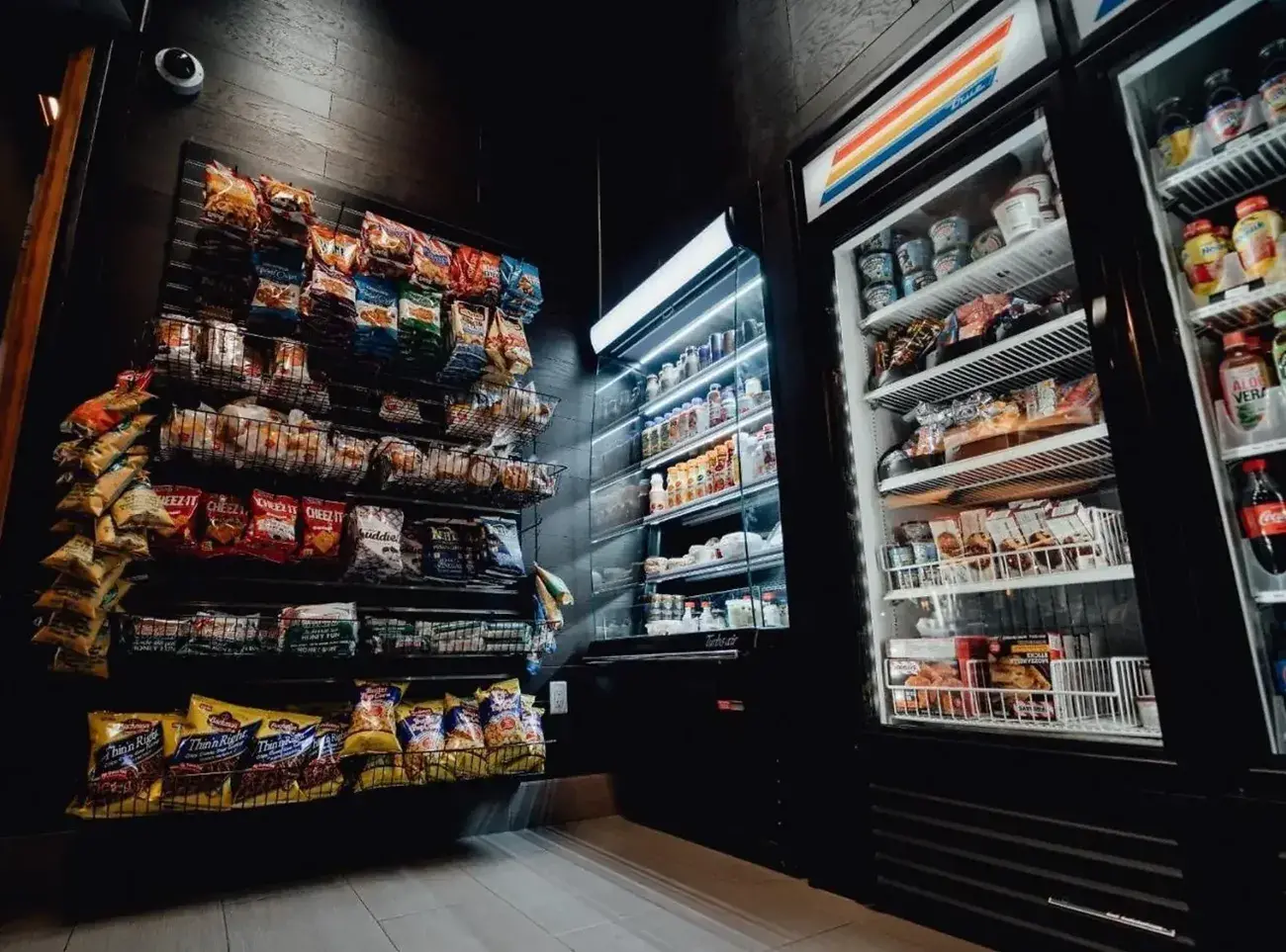 Shop im Feather Factory mit Snacks und Getränkekühlschränken